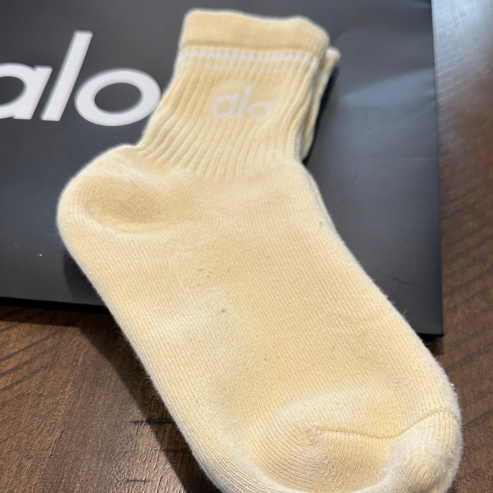 ALO Yoga Unisex Half-Crew Throw Back Sock